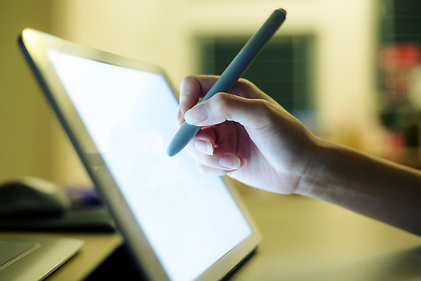 포토 JPG 해외이미지 손 들기 아웃포커스 신체부위 태블릿 그리기 태블릿펜 해외202004 해외포토 모션 촬영기법 사람 전자제품 스마트기기 펜 파일형식 이미지허브