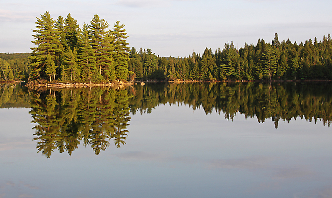 포토 JPG 해외이미지 나무 호수 섬 캐나다 자연 그림자 풍경 사람없음 야외 가로 반사 황무지 상록수 대칭 해외202004 해외포토 식물 북아메리카 생태계 파일형식 이미지허브