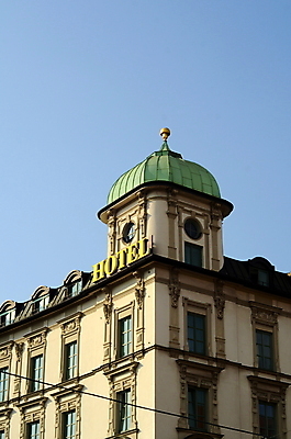 포토 JPG 해외이미지 라이프스타일 외관 유럽 여행 비즈니스 건축양식 하늘 호텔 휴가 사람없음 건물 초록색 파란색 노란색 방 수확 도시 화려 재산 클래식 고급 우아함 도심 심볼 묘사 사인 복고 옛날 스타일 세련 해외202004 해외포토 건축물 건축 나라 컬러 컨셉 농업 숙소 생활 금융 파일형식 이미지허브