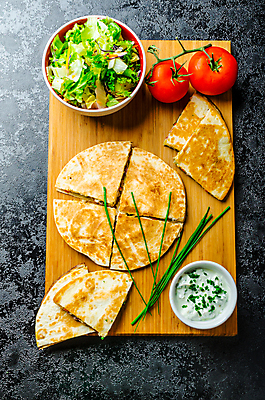 포토 JPG 해외이미지 접시 음식 토마토 채소 고추 탁자 치즈 파슬리 샌드위치 건강 육류 옥수수 요리 사람없음 가로 빨간색 초록색 식당 식사 저녁식사 치킨 샐러드 덮개 흰색 신선 그릴 허브 크림 향신료 준비 매움 후추 점심식사 바이오 살사댄스 해외202004 해외포토 식물 식기 컬러 가구 식재료 주방용품 유제품 곡류 상점 뚜껑 춤 맛 닭고기요리 향미료 파일형식 이미지허브