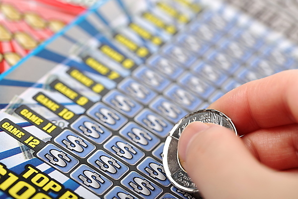 포토 JPG 해외이미지 1 종이 돈 사람없음 달러 희망 저축 잡기 우승 그리기 행운 티켓 던지기 재산 도박 떨어짐 계획 은퇴 상패 그림 투자 슛 가치 중독 빚 7 복권 승자 잭팟 페니 해외202004 해외포토 감정 컨셉 비즈니스 모션 금융 경제 숫자 동전 최고 상_우승 파일형식 이미지허브