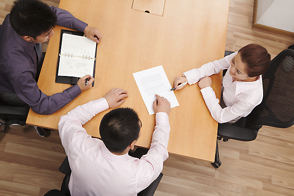 포토 JPG 해외이미지 여자 회사 비즈니스 탁자 협력 설계 갈색머리 실내 대화 앉기 상반신 20대 가로 세명 하이앵글 컬러풀 사무실 중국 비즈니스맨 비즈니스우먼 토론 동료 베이징 해외202004 해외포토 헤어스타일 남자 아시아 뷰포인트 컬러 가구 컨셉 관계 모션 말하기 사람 청년 내부 직장인 파일형식 이미지허브