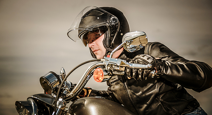 포토 JPG 해외이미지 백인 1 라이프스타일 남자 도로 여행 교통시설 하늘 한명 사람 성인 야외 컬러풀 선글라스 갈색 유행 자전거 일몰 재킷 운전 자유 오토바이 청바지 승차 헬멧 위험 가죽 철 속도 복고 엔진 어안 스타일 해외202004 해외포토 서양인 안경 길 컬러 교통 컨셉 바지 모션 생활 노을 바이크 외투 보호장비 시설 파일형식 이미지허브