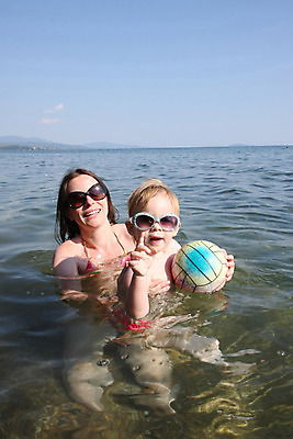 포토 JPG 해외이미지 백인 라이프스타일 딸 행복 바다 자연 엄마 휴가 건강 두명 여름 아기 만족 휴양지 해외202004 해외포토 서양인 계절 감정 가족 사람 생활 장소 생태계 파일형식 이미지허브