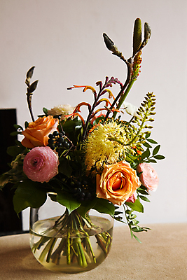 포토 JPG 해외이미지 꽃 분홍색 꽃다발 오렌지 유리 사람없음 내부 장식 빛 장미 꽃병 흰색 해외202004 해외포토 식물 컬러 과일 재질 파일형식 이미지허브