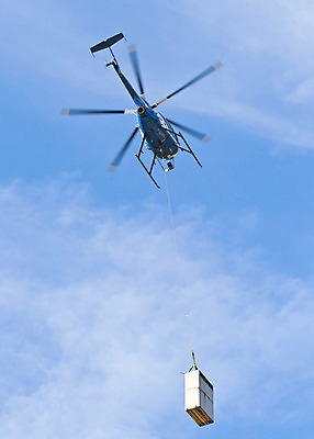포토 JPG 해외이미지 이동 교통시설 모션 하늘 안테나 사람없음 파란색 상자 기계 헬리콥터 공항 파일럿 항공 서비스 방송 지역 이륙 엔진 헬프 해외202004 해외포토 직업 컬러 교통 컨셉 통신 비행기 도움 시설 파일형식 이미지허브
