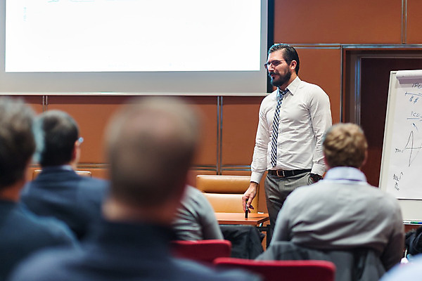 포토 JPG 해외이미지 남자 실내 서기 여러명 상반신 성인 옆모습 뒷모습 비즈니스맨 소프트포커스 강의 강당 세미나 성인남자만 해외202004 해외포토 뷰포인트 다수 비즈니스 모션 촬영기법 사람 내부 직장인 남자만 성인만 파일형식 이미지허브