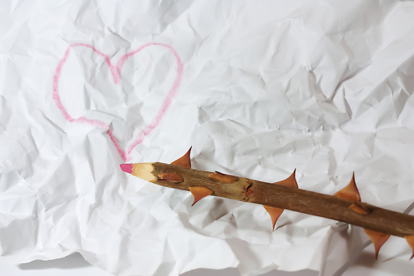 포토 JPG 해외이미지 종이 분홍색 사랑 미술 사람없음 목재 연필 장미 하트 가시 그림 구김 해외202004 해외포토 모양 나무 꽃 감정 컬러 재료 모션 문화예술 학용품 필기구 파일형식 이미지허브