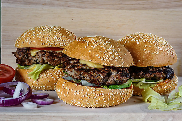 포토 JPG 해외이미지 토마토 패스트푸드 실내 사람없음 햄버거 세개 양상추 나무탁자 수제햄버거 적양파 해외202004 해외포토 채소 탁자 양파 3 내부 인스턴트 파일형식 이미지허브