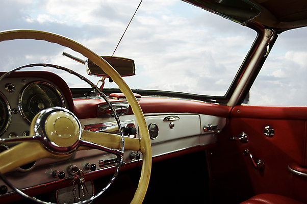 포토 JPG 해외이미지 모델 디자인 교통시설 자동차 사람없음 내부 빨간색 빛 금속 기계 운전 수확 골동품 흰색 기구 클래식 고급 60대 향수 묘사 오픈카 속도 복고 모터 계기판 고립 속도계 옛날 자동 회복 스타일 세련 해외202004 해외포토 노년 육상교통 컬러 교통 컨셉 농업 모션 승용차 재질 화장품 시설 파일형식 이미지허브