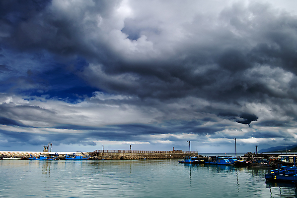 포토 JPG 해외이미지 구름 바다 자연 하늘 아침 낚시 날씨 항해 어류 풍경 사람없음 물 여름 파란색 태양 반사 평화 항구 맑음 힘 침묵 거울 에너지 흰색 만 보트 대만 폭풍 포트 엔진 수평선 해외202004 해외포토 주간 자연요소 계절 아시아 컬러 컨셉 배_교통 교통시설 레저 수중동물 소리 생태계 파일형식 이미지허브