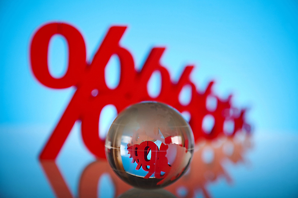 포토 JPG 해외이미지 비즈니스 실내 타이포그라피 사람없음 아웃포커스 반사 퍼센트 파란배경 유리구슬 해외202004 해외포토 문자 백그라운드 유리 촬영기법 내부 파란색 특수기호 구슬 파일형식 이미지허브