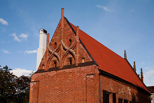 포토 JPG 해외이미지 구름 유럽 분홍색 건축양식 창문 하늘 지붕 벽돌 주택 사람없음 야외 건물 가로 빨간색 여름 파란색 갈색 맑음 바위 흰색 리투아니아 옛날 해외202004 해외포토 자연요소 건축물 계절 건축 나라 컬러 날씨 돌_바위 파일형식 이미지허브