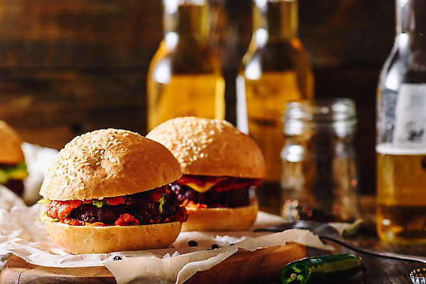 포토 JPG 해외이미지 고추 맥주 패스트푸드 실내 사람없음 아웃포커스 두개 햄버거 맥주병 나무도마 수제햄버거 종이호일 해외202004 해외포토 2 채소 술병 도마 주류 촬영기법 내부 목재 인스턴트 파일형식 이미지허브