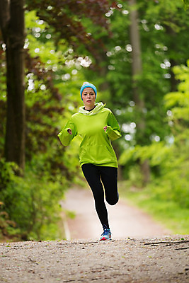포토 JPG 해외이미지 나무 1 라이프스타일 공원 여자 스포츠 포즈 자국 모션 자연 건강 한명 사람 성인 야외 여름 운동복 금발 달리기 조깅 운동 봄 활발 기차 에너지 숲 연습 마라톤 달리기선수 혼자 해외202004 해외포토 식물 헤어스타일 옷 계절 공공시설 육상교통 컨셉 대중교통 경기 생활 육상스포츠 생태계 육상선수 파일형식 이미지허브