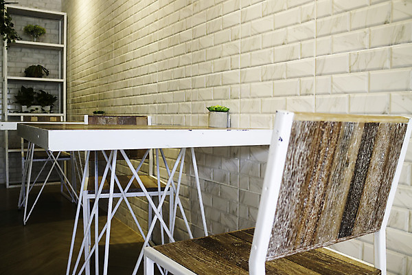 포토 JPG 해외이미지 디자인 의자 건축양식 탁자 조명 실내 사람없음 일상 장식 금속 식당 정원 카페 흰색 분위기 배열 준비 휴양지 커뮤니티 설정 빛망울 부족함 해외202004 해외포토 건축 컬러 가구 컨셉 재질 내부 라이프 빛 상점 장소 파일형식 이미지허브