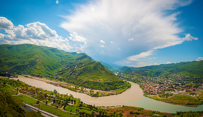 포토 JPG 해외이미지 나무 구름 계절 공원 여행 자연 하늘 휴가 산 안테나 파노라마 풍경 사람없음 야외 여름 파란색 계곡 침묵 하이킹 바위 시골 숲 언덕 산등성이 빙하 장면 지역 스카이라인 통과 무한 삼림지대 웅장함 전국 절정 조지아 해외202004 해외포토 자연요소 식물 공공시설 컬러 통신 레저 촬영기법 소리 돌_바위 생태계 동유럽 파일형식 이미지허브
