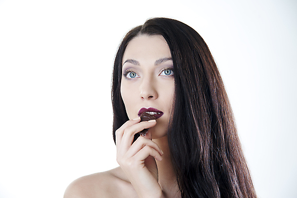 포토 JPG 해외이미지 백인 모델 여자 감정 얼굴 음식 컨셉 디저트 아이디어 사탕 사랑 한명 사람 성인 약 갈색 유행 초콜릿 잡기 입 맛 치아 유혹 먹기 상쾌 코코아 목각 중독 충동구매 토막 해로움 해외202004 해외포토 서양인 1 음료 컬러 의학 모션 신체부위 쇼핑 소화기관 과소비 파일형식 이미지허브