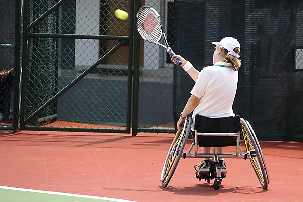 포토 JPG 해외이미지 여자 스포츠 의자 운동선수 경기 야외 경쟁 테니스 우승 성냥 장애인 대회 장애 챔피언 토너먼트 해외202004 해외포토 가구 컨셉 사람 구기 최고 파일형식 이미지허브