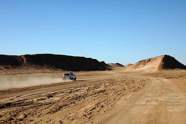 포토 JPG 해외이미지 도로 모래 여행 교통시설 자동차 하늘 휴가 그림자 풍경 사람없음 모래사장 여행객 우주 운전 사막 시골 오픈 4 고독 모래언덕 사파리 먼지 바둑 방법 튀니지 해외202004 해외포토 감정 길 육상교통 바다 교통 모션 아프리카 놀이 사람 숫자 언덕 시설 파일형식 이미지허브