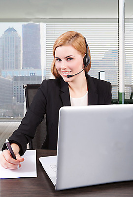 포토 JPG 해외이미지 스튜디오촬영 백인 직업 응시 여자 행복 얼굴 음향기기 비즈니스 청소년 커뮤니케이션 기술 한명 웃음 정장 두명 헤드폰 듣기 흰색 도움 비즈니스우먼 전문직 마이크 서비스 흰배경 긍정 텔레마케팅 안내원 비서 예복 고립 지원 여자한명만 해외202004 해외포토 서양인 1 시선 옷 감정 컬러 백그라운드 컨셉 모션 실내 표정 사람 신체부위 전자제품 직장인 서비스업 여자만 파일형식 이미지허브