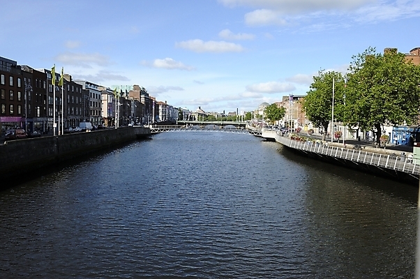포토 JPG 해외이미지 나무 외관 공원 유럽 여행 이동 전구 건축양식 하늘 거리 주택 사람 사람없음 야외 여름 파란색 강 반사 황혼 산책 흐름 도시 개울 무서움 강의 아일랜드 더블린 빛망울 페니 해외202004 해외포토 식물 계절 공공시설 건축 감정 나라 컬러 컨셉 휴식 건물 빛 동전 일몰 파일형식 이미지허브
