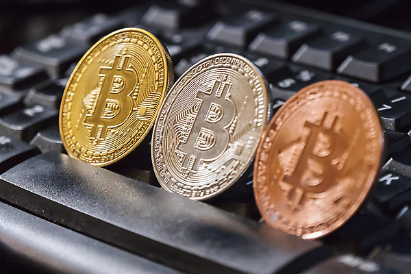 포토 JPG 해외이미지 돈 사람없음 경제 동전 거래 결제 전자상거래 수입 가상화폐 해외202004 해외포토 재산 파일형식 이미지허브