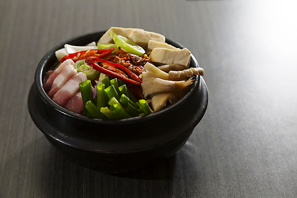 포토 JPG 해외이미지 한식 식재료 실내 육류 버섯 가득함 뚝배기 담기 홍고추 두부 한그릇 나무배경 해외202004 해외포토 1 음식 백그라운드 모션 고추 내부 파일형식 이미지허브