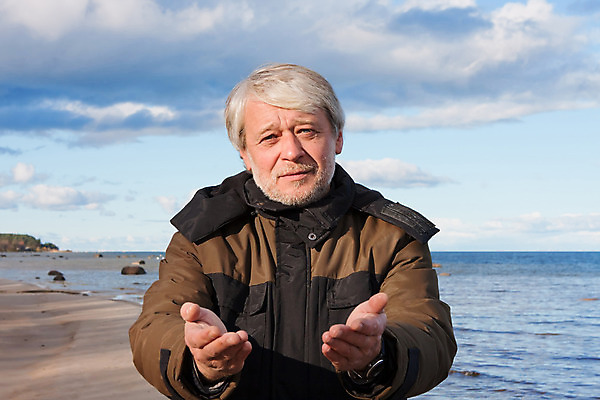 포토 JPG 해외이미지 백인 구름 1 할아버지 남자 감정 무기 얼굴 바다 자연 하늘 휴가 휴식 건강 한명 사람 풍경 성인 야외 가로 파란색 반사 침묵 활발 회색 가을 싱글 주기 장면 팔 요청 배려 심각 옛날 지능 해외202004 해외포토 자연요소 서양인 계절 노년 컬러 컨셉 모션 신체부위 소리 생태계 파일형식 이미지허브