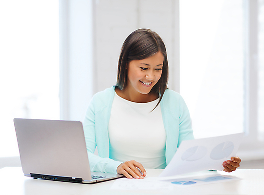 포토 JPG 해외이미지 직업 학생 여자 교육 행복 인터넷 비즈니스 사업가 학교 노동자 새로움 거리 주택 직장 한명 사람 동양인 노트북 컴퓨터 사무실 귀여움 교사 공책 업무 작업 비즈니스우먼 종업원 만족 경영자 대학교 만들기 비서 변호사 회계사 해외202004 해외포토 1 감정 컨셉 회사 모션 문구용품 인종 건물 전자제품 직장인 리더 파일형식 이미지허브