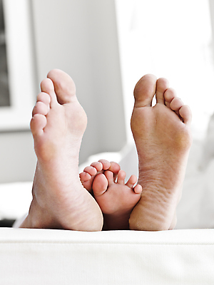 포토 JPG 해외이미지 여자 딸 행복 아들 어린이 중년 컨셉 장난 가족 맨발 엄마 아이디어 함께함 창조 사랑 안전 사람 소녀 성인 사람없음 컬러풀 터치 아기 작음 큼 눈금 걸음마 해외202004 해외포토 감정 컬러 관계 모션 발 크기 파일형식 이미지허브