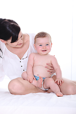 포토 JPG 해외이미지 백인 딸 유럽 어린이 신체 발 엄마 사랑 앉기 두명 세로 여름 부모 침묵 아기 잡기 흰배경 기저귀 돌봄 미라 해외202004 해외포토 서양인 계절 감정 나라 백그라운드 가족 모션 사람 신체부위 소리 아기용품 흰색 파일형식 이미지허브