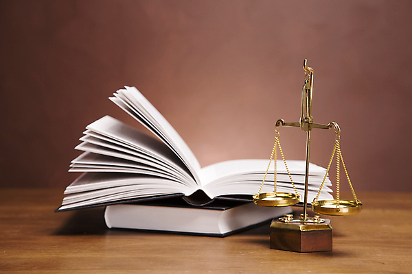 포토 JPG 해외이미지 실내 사람없음 책 미니어처 오브젝트 법 양팔저울 갈색배경 해외202004 해외포토 백그라운드 저울 내부 갈색 모형 파일형식 이미지허브