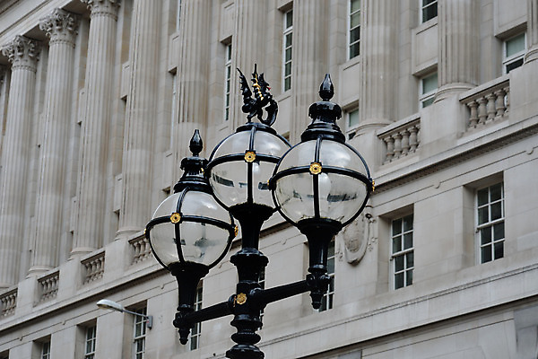 포토 JPG 해외이미지 벽 백그라운드 가로등 건축양식 영국 거리 3 사람없음 야외 건물 빛 사무실 지구본 검은색 골동품 등불 램프 도시 역사 복고 타운 옛날 해외202004 해외포토 건축물 공공시설 건축 유럽 컬러 비즈니스 조명 파일형식 이미지허브