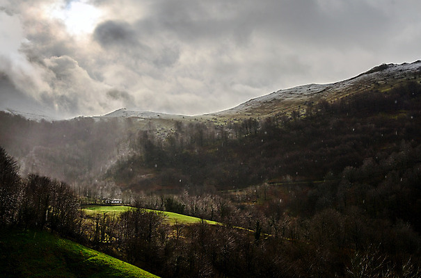 포토 JPG 해외이미지 나무 구름 계절 유럽 여행 백그라운드 자연 하늘 아침 산 파노라마 풍경 사람없음 야외 초록색 여름 파란색 빛 태양 일출 환경 계곡 맑음 일몰 봄 하이킹 스페인 정상 숲 언덕 장면 내추럴 절정 해외202004 해외포토 주간 자연요소 식물 나라 컬러 레저 날씨 촬영기법 노을 생태계 파일형식 이미지허브