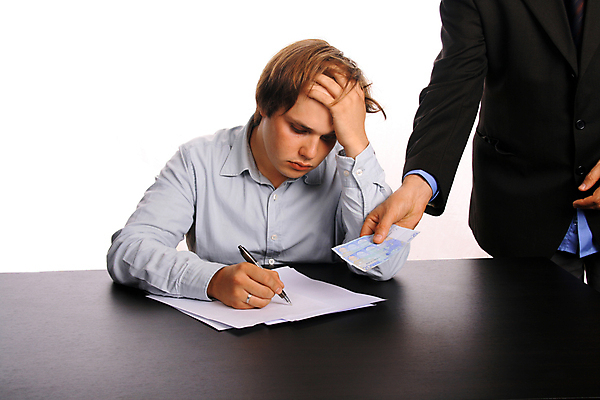 포토 JPG 해외이미지 직업 종이 돈 비즈니스 한명 펜 기록 업무 비즈니스맨 어플리케이션 책상 계약 사인 해외202004 해외포토 1 남자 가구 사람 필기구 작업 직장인 재산 파일형식 이미지허브