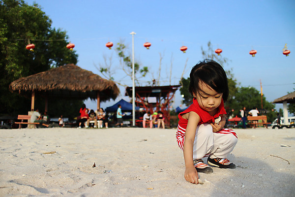 포토 JPG 해외이미지 라이프스타일 어린이 모래 바다 놀이 한명 사람 동양인 야외 여름 중국 걸음마 혼자 해외202004 해외포토 1 계절 아시아 모션 인종 생활 파일형식 이미지허브