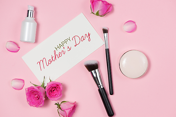 포토 JPG 해외이미지 손글씨 꽃잎 실내 사람없음 하이앵글 뷰티 장미 화장품 메이크업브러쉬 팩트 어머니의날 분홍색배경 해외202004 해외포토 기념일 꽃 뷰포인트 분홍색 백그라운드 내부 붓 미국문화 파일형식 이미지허브