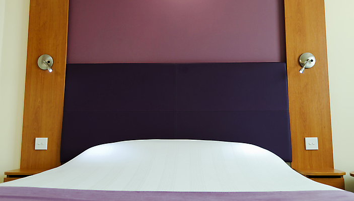 포토 JPG 해외이미지 디자인 벽 비즈니스 베개 침구 호텔 휴가 휴식 아파트 주택 실내 사람없음 내부 장식 가로 빛 카펫 침실 방 덮개 흰색 침대 램프 잠 커튼 클래식 고급 우아함 왕 쌍둥이 시트 리빙 여관 더블 안락 해외202004 해외포토 컬러 가구 컨셉 가족 숙소 조명 건물 뚜껑 파일형식 이미지허브