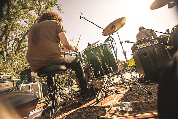 포토 JPG 해외이미지 주간 전신 남자 음악 연주 앉기 상반신 성인 야외 두명 뒷모습 드럼 드러머 성인남자만 해외202004 해외포토 자연요소 뷰포인트 모션 문화예술 타악기 사람 남자만 성인만 파일형식 이미지허브