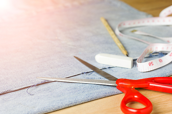 포토 JPG 해외이미지 디자인 옷 백그라운드 자 취미 사람없음 목재 파란색 갈색 유행 우주 손상 흰색 공구 청바지 직물 업무 클래식 바느질 측정 질감 눈금 테이프 재단 해외202004 해외포토 나무 컬러 컨셉 재료 바지 문구용품 도구 작업 파일형식 이미지허브