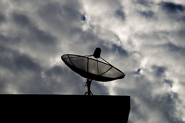 포토 JPG 해외이미지 접시 실루엣 통신 하늘 지붕 안테나 사람없음 우주 금속 검은색 텔레비전 자료 망원경 장비 인공위성 네트워크 연결 무선전화기 수화기 라디오 방송 전송 해외202004 해외포토 식기 컬러 재질 촬영기법 전자제품 전화기 파일형식 이미지허브