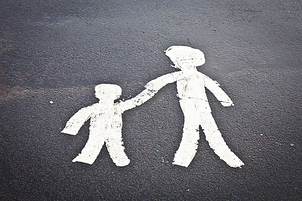 포토 JPG 해외이미지 딸 도로 아들 어린이 무늬 가족 엄마 표면 경고 안전 사람없음 부모 페인트 회색 쌍 보행자 보행로 아빠 아스팔트 심볼 흔적 사인 그림 동반자 땅바닥 콘크리트 해외202004 해외포토 길 컬러 관계 교통시설 바닥 사람 파일형식 이미지허브