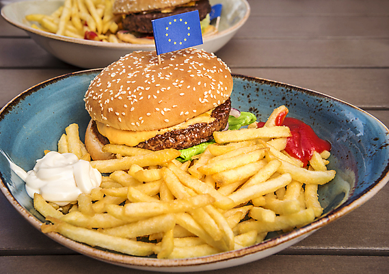 포토 JPG 해외이미지 접시 음식 다이어트 탁자 치즈 감자 패스트푸드 요리 사람없음 목재 식사 튀김 감자튀김 햄버거 시골 닫기 케첩 마요네즈 점심식사 해외202004 해외포토 나무 식기 가구 채소 재료 모션 유제품 건강 소스_음식 인스턴트 파일형식 이미지허브