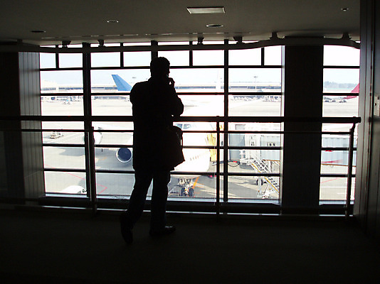 포토 JPG 해외이미지 여행 비즈니스 창문 교통시설 비행기 사람 사람없음 스마트폰 공항 도착 출발 대문 부름 소통 대패 터미널 해외202004 해외포토 교통 컨셉 항공교통 모션 대중교통 핸드폰 스마트기기 문 시설 파일형식 이미지허브