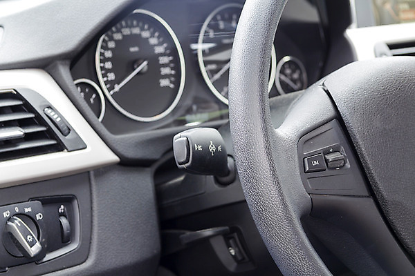 포토 JPG 해외이미지 도로 여행 백그라운드 교통시설 모션 자동차 유리 버튼 모바일 새로움 실내 사람없음 내부 검은색 운전 흰색 긴급 잡기 판넬 바퀴 운전사 고급 가죽 속도 오디오 주인 계기판 속도계 자동 스타일 해외202004 해외포토 직업 길 육상교통 컬러 교통 컨셉 재질 전자제품 시설 파일형식 이미지허브