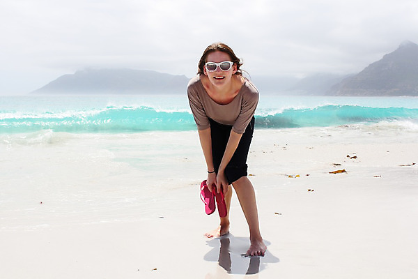 포토 JPG 해외이미지 구름 여자 행복 모래 바다 여행 아프리카 자연 하늘 바람 날씨 휴가 휴식 한명 미소 사람 풍경 성인 야외 물 여름 어둠 회색 장면 폭풍 내추럴 남아프리카 케이프타운 파라다이스 폭풍우 해외202004 해외포토 자연요소 1 계절 감정 나라 컬러 컨셉 표정 비_날씨 자연재해 생태계 남아프리카공화국 파일형식 이미지허브