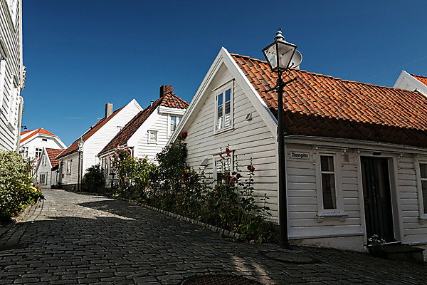 포토 JPG 해외이미지 외관 유럽 여행 건축양식 창문 하늘 거리 주택 파노라마 노르웨이 사람없음 야외 건물 목재 가로 여름 파란색 조약돌 흰색 도시 북쪽 타운 스칸디나비아 해외202004 해외포토 나무 건축물 계절 건축 나라 컬러 재료 촬영기법 돌_바위 방향 파일형식 이미지허브