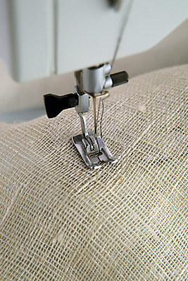 포토 JPG 해외이미지 디자인 옷 산업 공장 취미 사람없음 유행 금속 기계 장비 회색 공구 직물 업무 실 제조 바느질 디자이너 묘사 패드 재단 양발 해외202004 해외포토 직업 컬러 공업 재질 도구 작업 파일형식 이미지허브