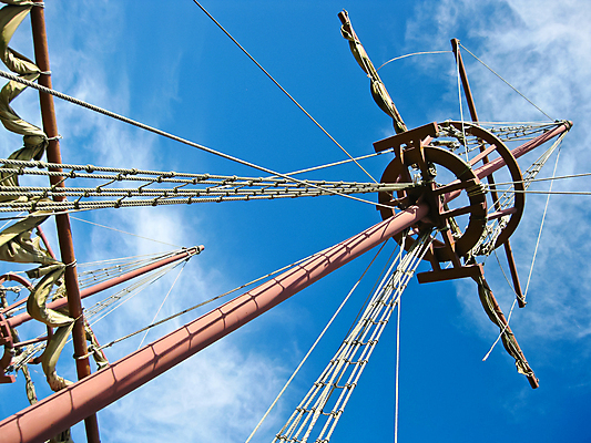 포토 JPG 해외이미지 구름 옷 밧줄 바다 여행 요트 사다리 교통시설 하늘 넥타이 항해 사람없음 목재 보트 역사 큼 함선 매듭 해군 해적 닻 돛대 도르래 복제 스페인어 옛날 해외202004 해외포토 자연요소 나무 잡화 줄 교통 배_교통 재료 군대 도구 크기 도둑 시설 파일형식 이미지허브